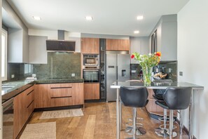 Fridge, microwave, oven, stovetop - Villa "Jazz Close To Golden Mile" with Sea View, Private Pool & Wi-Fi (Marbella)