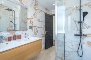 Shower, hair dryer, towels - Villa "Jazz Close To Golden Mile" with Sea View, Private Pool & Wi-Fi (Marbella)