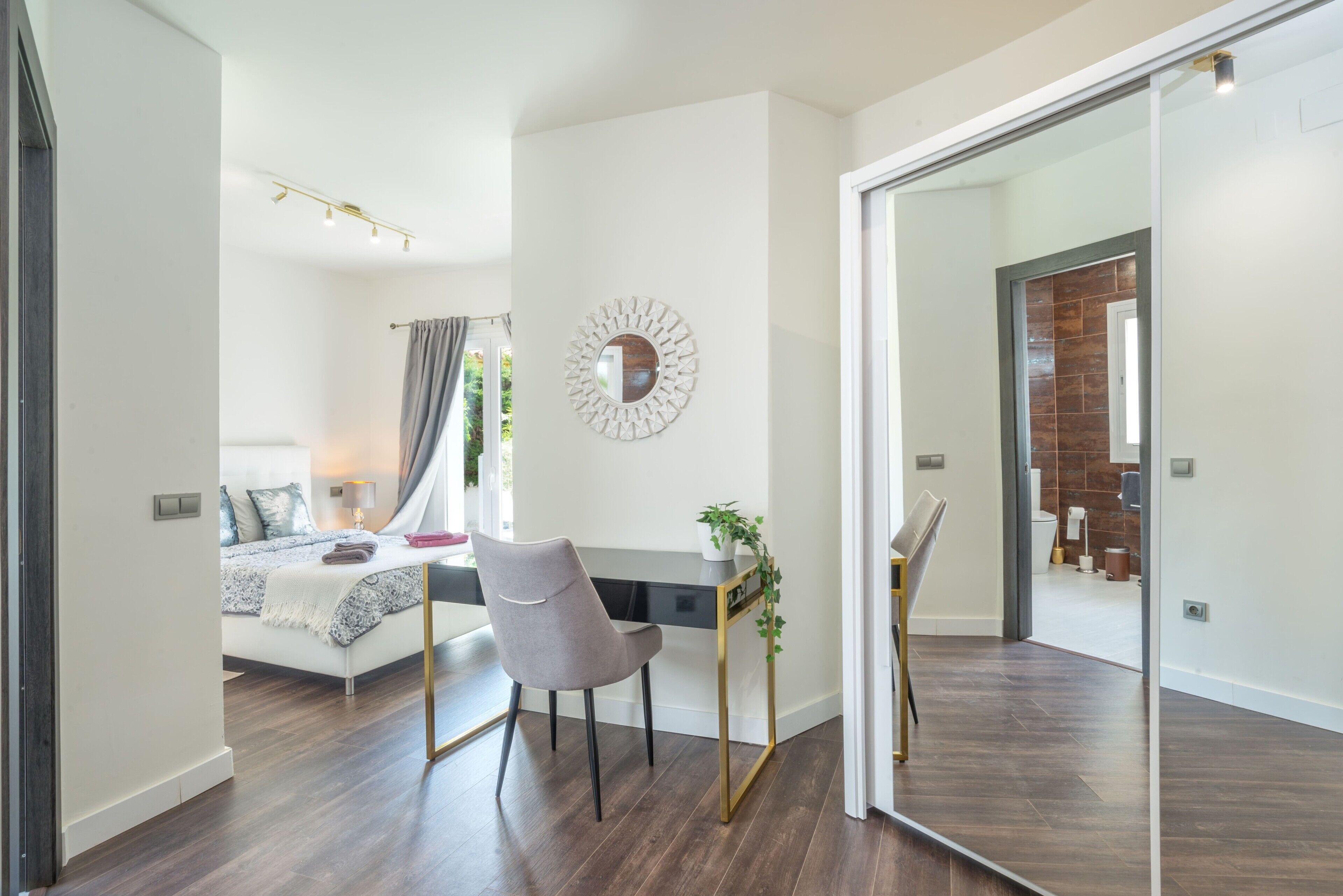 Iron/ironing board, WiFi, bed sheets