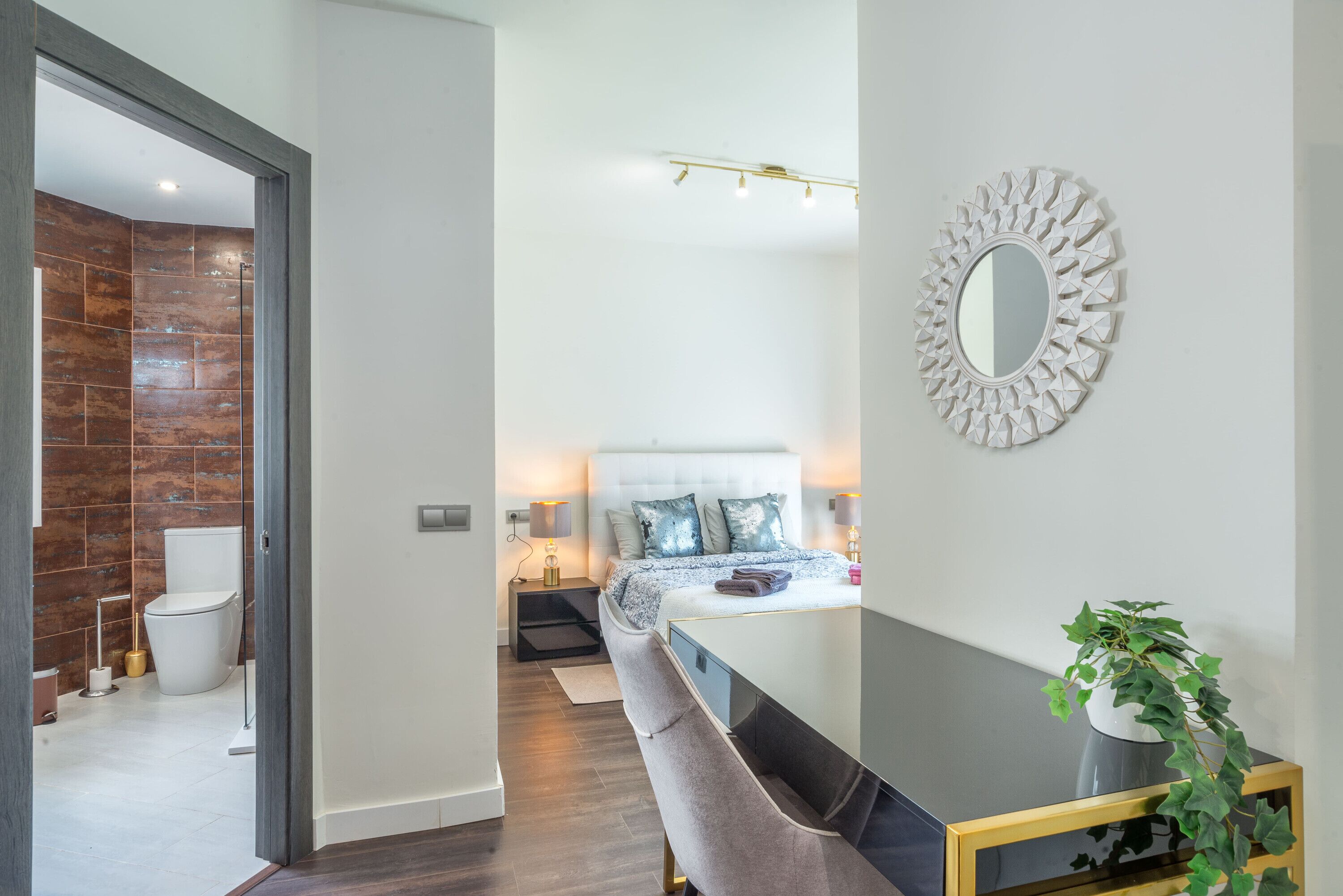 Iron/ironing board, WiFi, bed sheets