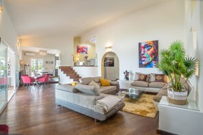 TV, fireplace, DVD player, stereo - Villa "Jazz Close To Golden Mile" with Sea View, Private Pool & Wi-Fi (Marbella)