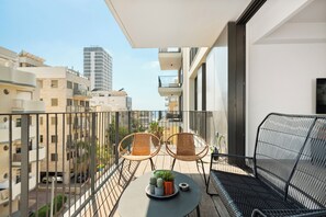 Property grounds - Nechmia 3BR SeaView apartment in lovely Tel Aviv-Yafo with AC (Tel Aviv-Yafo)