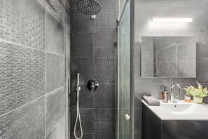 Hair dryer, towels, soap, toilet paper - Nechmia 3BR SeaView apartment in lovely Tel Aviv-Yafo with AC (Tel Aviv-Yafo)