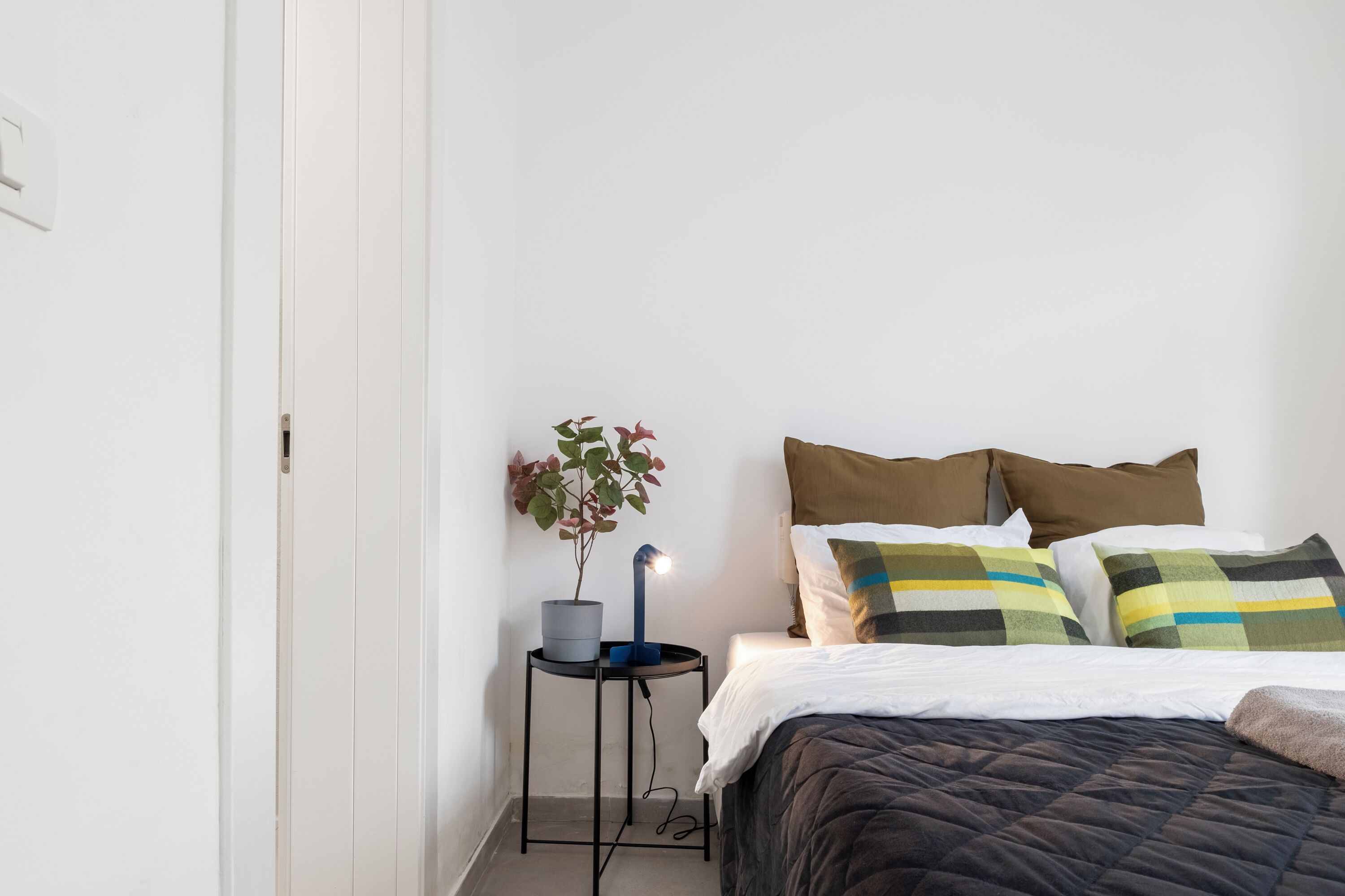 Tabla de planchar con plancha, wifi y ropa de cama 