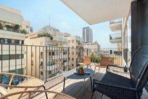 Property grounds - Nechmia 3BR SeaView apartment in lovely Tel Aviv-Yafo with AC (Tel Aviv-Yafo)
