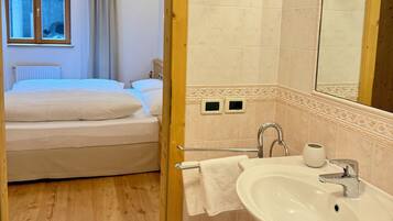 Asciugacapelli, asciugamani, sapone, carta igienica