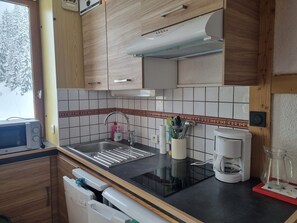 Refrigerador, microondas, lavavajillas y cafetera y tetera 