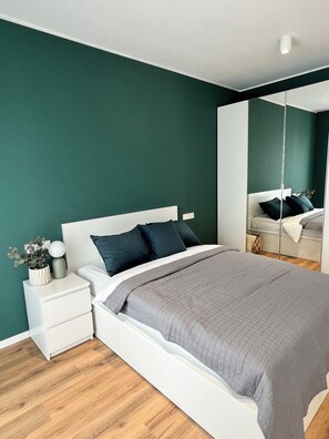 1 dormitorio, tabla de planchar con plancha, wifi y ropa de cama