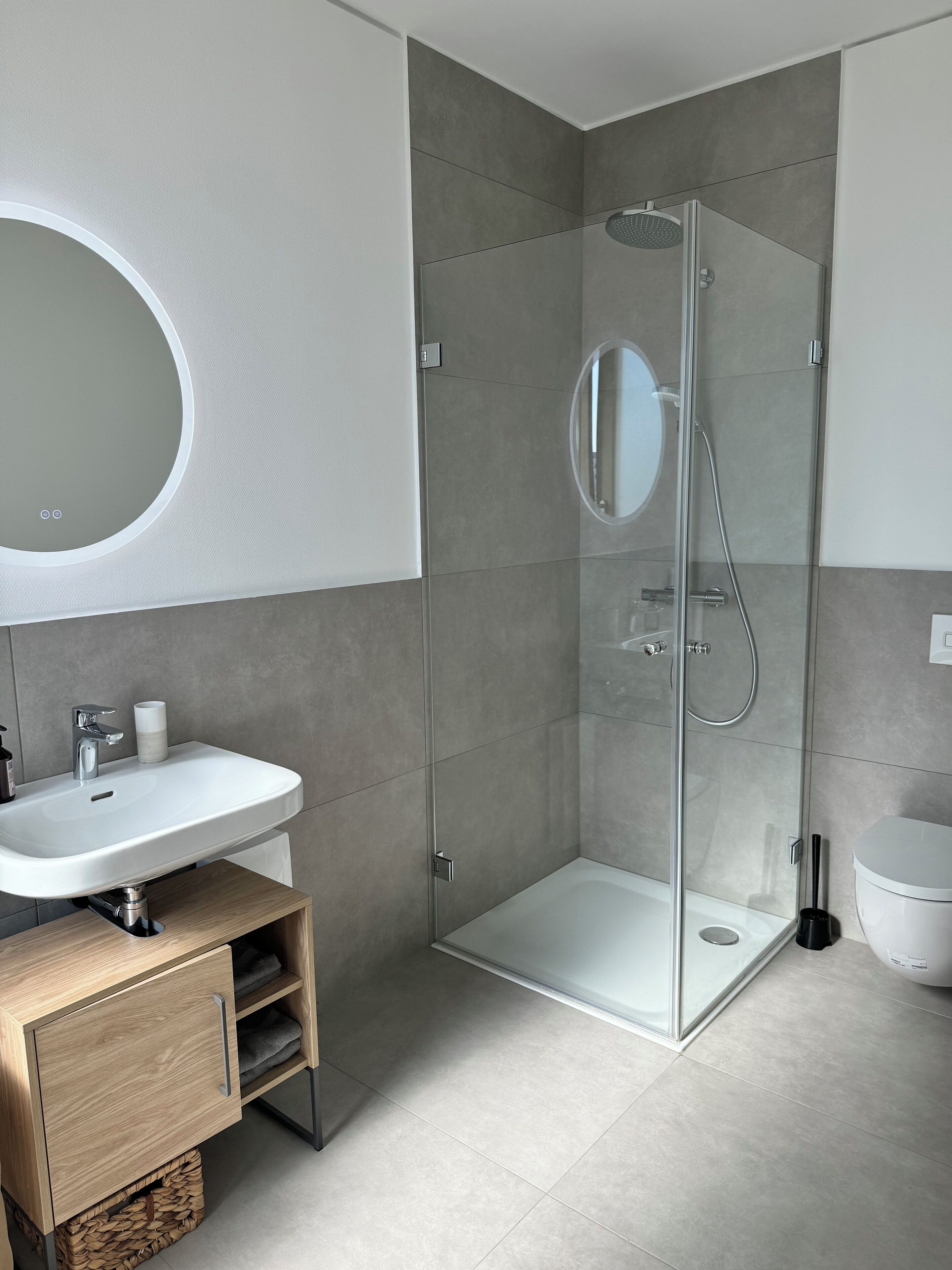 Shower, towels, soap, toilet paper