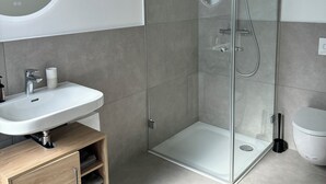 Dusche, Handtücher, Seife, Toilettenpapier