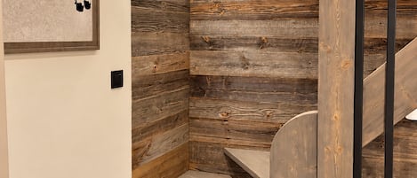 Eine Treppe mit Holzbodenstufen und einer Wand mit Holzvertäfelung.