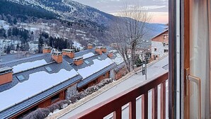 Property grounds - Elegant 4-room triplex in central Méribel with secure parking for 7 guests (Méribel)