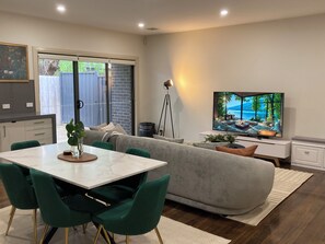 Living area - Warm & inviting home close to Melbourne airport & CBD (Oak Park)
