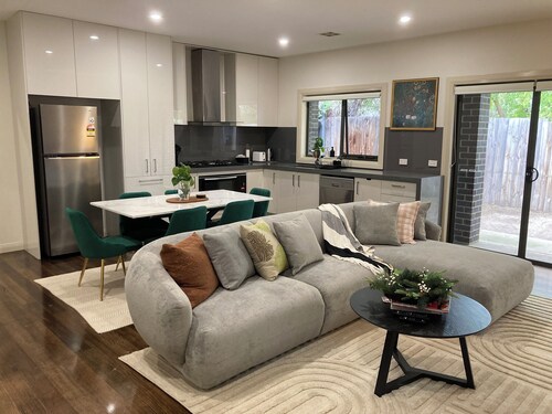 Warm & inviting home close to Melbourne airport & CBD