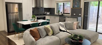 Warm & inviting home close to Melbourne airport & CBD