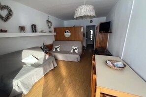 1 habitación, tabla de planchar con plancha, wifi y ropa de cama 