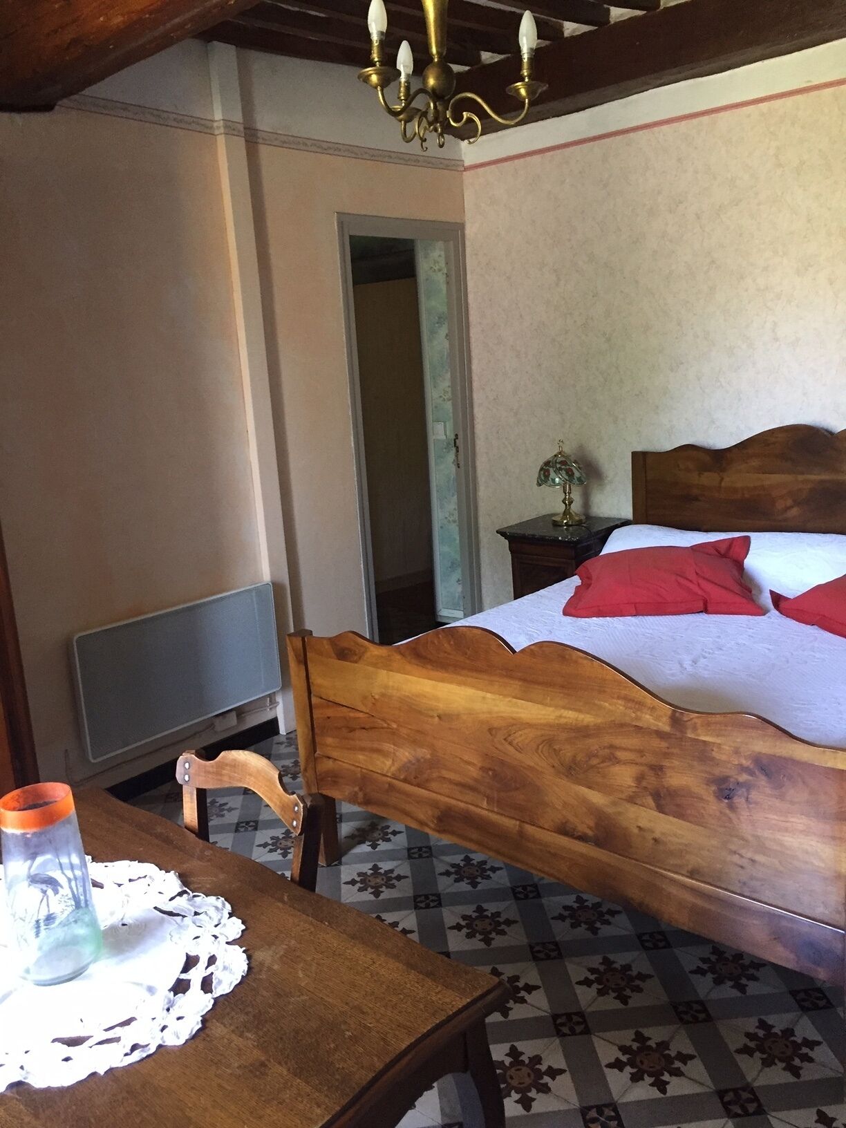 Iron/ironing board, bed sheets