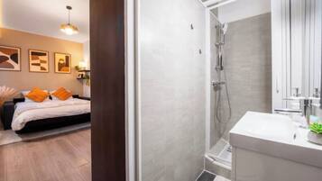 Dusche, Haartrockner, Handtücher, Seife