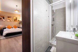 Dusche, Haartrockner, Handtücher, Seife