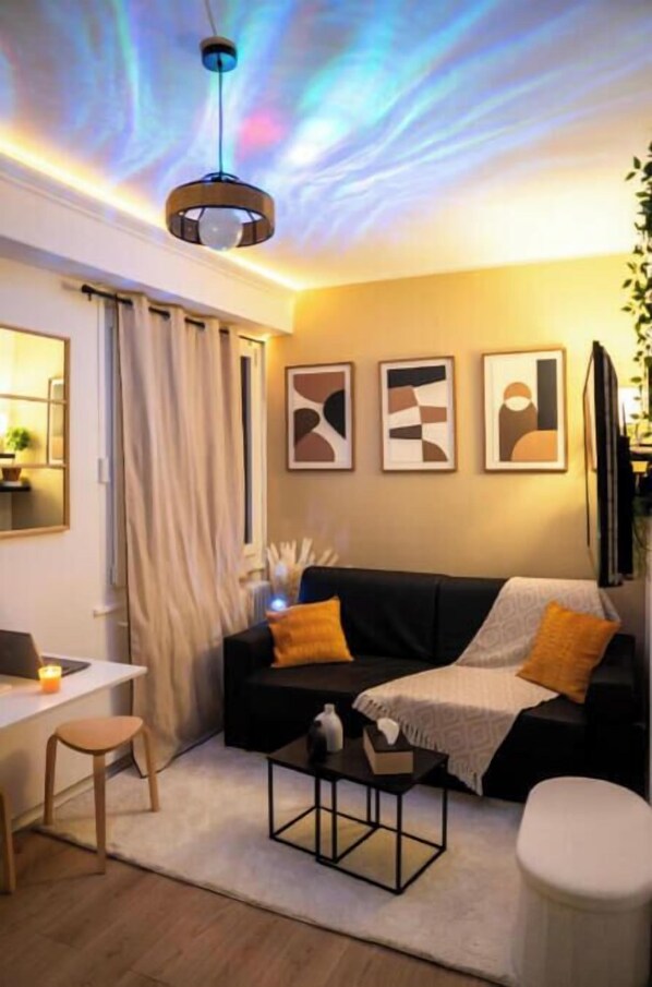 Living area - Cosy Studio - Near train station - Netflix - LED ambiance (Annemasse)
