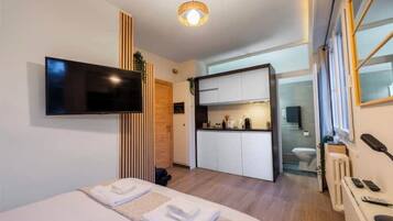 Iron/ironing board, internet, bed sheets