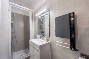 Dusche, Haartrockner, Handtücher, Seife