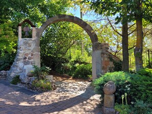 المنطقة المحيطة بالمنشأة