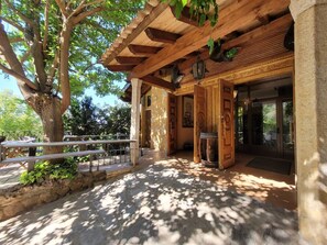 Exterior detail - Vermilion Apartment (Ayllon)