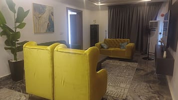 Deluxe-Zimmer, Balkon, Stadtblick | Wohnbereich