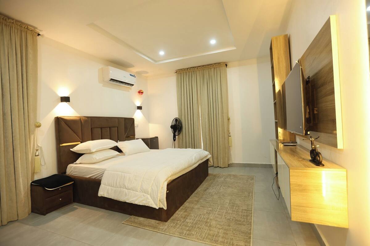 Deluxe Room, Balcony, City View | Desk, laptop workspace, blackout drapes, soundproofing