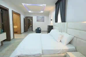 مكتب ومساحة عمل للكمبيوتر المحمول وستائر تعتيم وتجهيزات عازلة للصوت