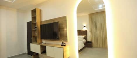 Habitación Deluxe, balcón, vistas a la ciudad | Escritorio, espacio para trabajar con un portátil, cortinas opacas