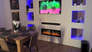 Ein moderner Essbereich mit einem Holztisch, Stühlen und einem Kamin.