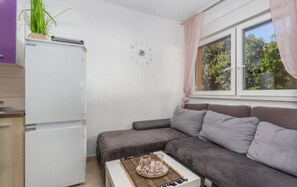 Classic Apartment, Air conditioning, Courtyard View | Living area