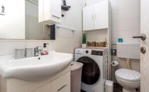 Căn hộ phong cách cổ điển, máy điều hòa, quang cảnh sân vườn | Phòng tắm