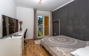 Appartement classique, climatisation, vue sur la cour intérieure | Espace de travail pour ordinateurs portables, fer et planche à repasser