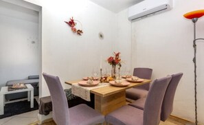 Căn hộ phong cách cổ điển, máy điều hòa, quang cảnh sân vườn | Khu ăn uống