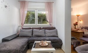 Căn hộ phong cách cổ điển, máy điều hòa, quang cảnh sân vườn | Khu phòng khách