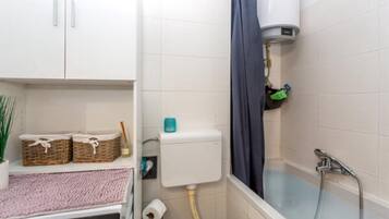 Classic Apartment, Air conditioning, Courtyard View | Bathroom