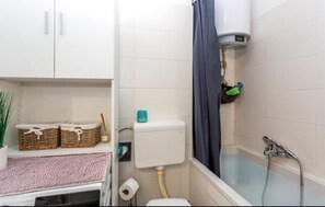 Classic Apartment, Air conditioning, Courtyard View | Bathroom