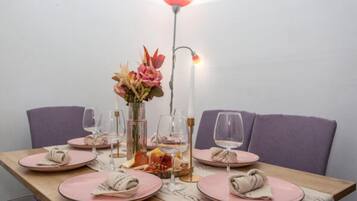 Classic Apartment, Air conditioning, Courtyard View | Dining