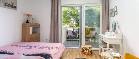 Leilighet – classic, aircondition, bakgårdsutsikt | Skrivebord for bærbar PC, strykejern/-brett og wi-fi (inkludert)