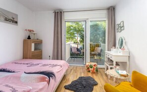 Căn hộ phong cách cổ điển, máy điều hòa, quang cảnh sân vườn | Khu vực làm việc phù hợp cho laptop, bàn ủi/dụng cụ ủi quần áo 