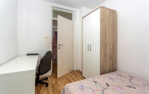 Classic-lejlighed - aircondition - udsigt til gårdsplads | Arbejdsområde til bærbare computere, strygejern/strygebræt, gratis Wi-Fi
