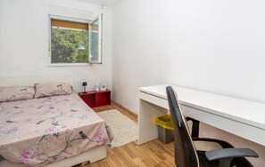 Appartement classique, climatisation, vue sur la cour intérieure | Espace de travail pour ordinateurs portables, fer et planche à repasser