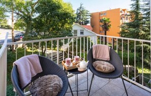 Classic Apartment, Air conditioning, Courtyard View | Property grounds - Sunrise (Rijeka)