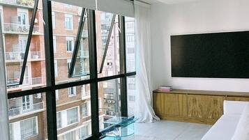 Deluxe-suite - balkon - byudsigt | Opholdsområde | 43-tommers smart-tv med digitale kanaler