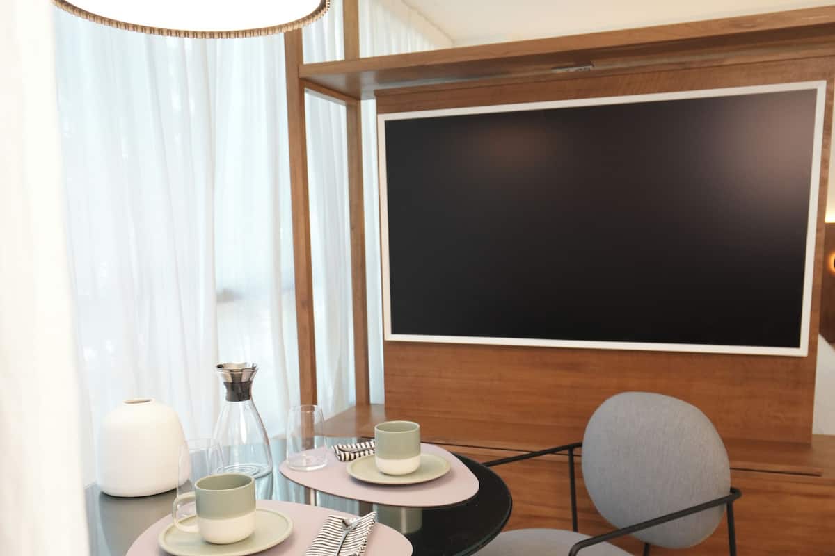 Căn hộ Junior | Khu phòng khách | Smart TV 43-inch có truyền hình kỹ thuật số