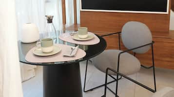 Junior Apartment | Ruang tamu | 43 inci sebuah televisyen pintar dengan digital