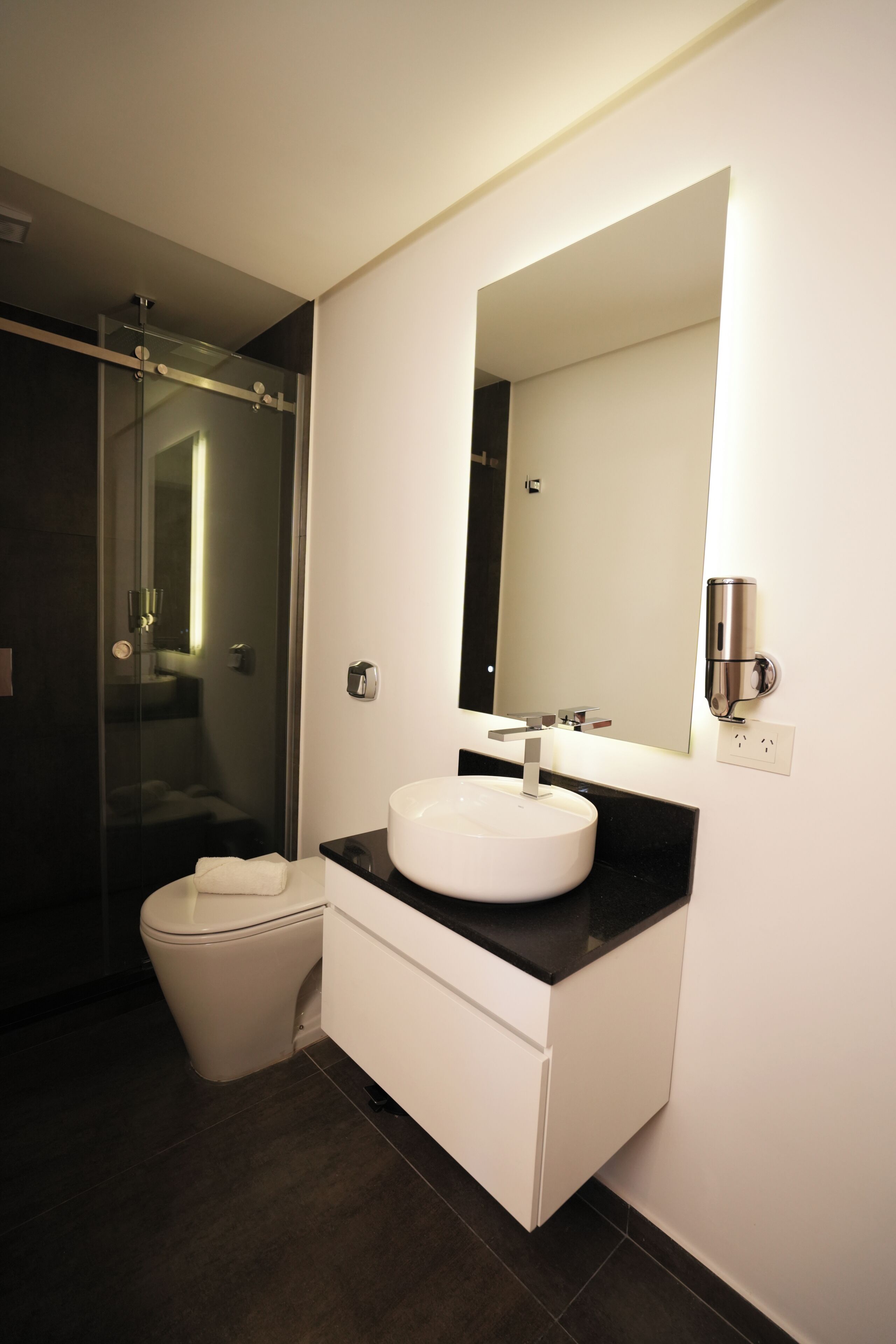 Loft standard | Banheiro | Chuveiro com efeito de chuva, produtos de toalete grátis